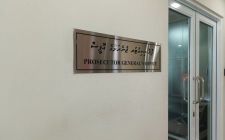 ވާނުވާ ބަންދުގައި ތިބި މީހުން އިލެކްޓްރޯނިކް މޮނިޓަރިން ޓެގު އަޅުވައި ދޫކުރަނީ