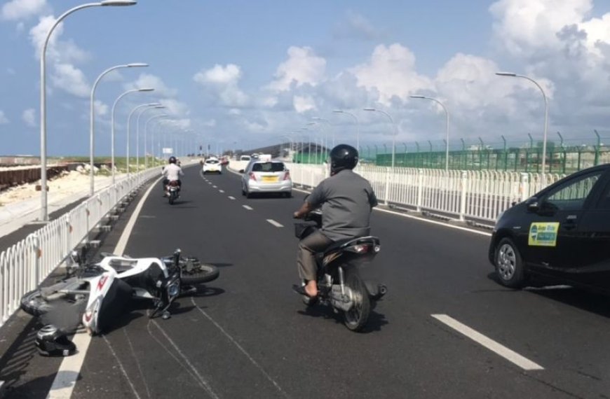 ފޯނަށް ބަލަމުން ހައިވޭގައި ސައިކަލު ދުއްވި މީހާގެ ލައިސަންސް ހިފަހައްޓައިފި