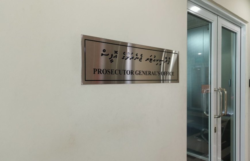 ވާނުވާ ބަންދުގައި ތިބި މީހުން އިލެކްޓްރޯނިކް މޮނިޓަރިން ޓެގު އަޅުވައި ދޫކުރަނީ