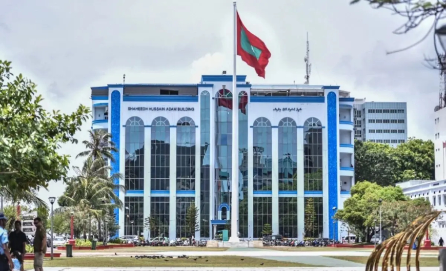 ދަރިވަރެއްގެ އިނގިލި ހުޅުން ނައްޓާލި ޓީޗަރު އަދިވެސް ހައްޔަރެއް ނުކުރޭ