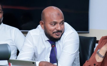 އެކުގައި ގަދަކޮށް ތިބޭ މީހުން އެކަކު އަނެކަކު މޫނަށް ނުބަލައި ތިބޭތަ؟ - ޝުޖާ