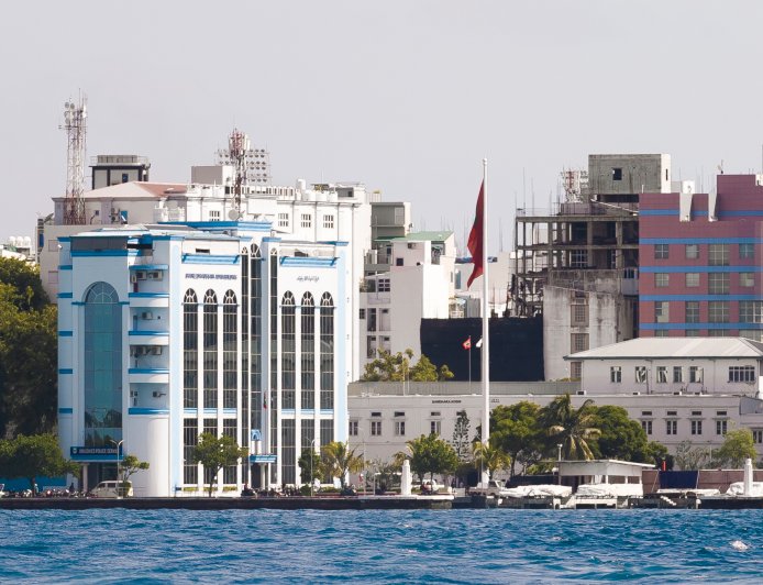 އިމާރާތަކުން ވެއްޓުނު ދެ މީހަކަށް ފަރުވާ ދެނީ
