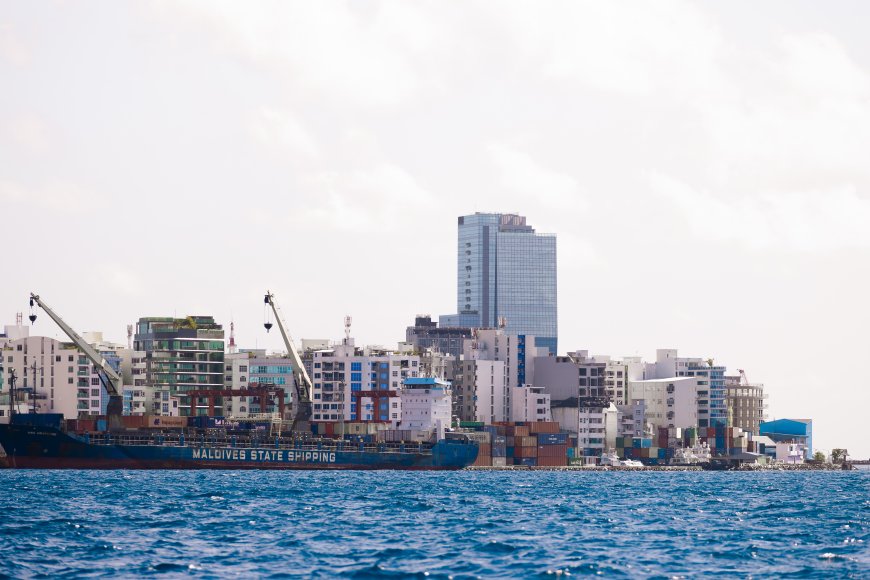 އެމްޕީއެލް މުވައްޒަކަށް ފިޓްޖެހި، ދެ ބޯޓު ދޭތެރެއަށް ވެއްޓި މަރުވެއްޖެ