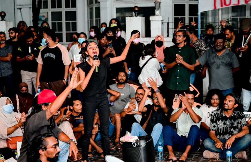 ޒުވާނުންގެ މުޒާހަރާގައި އިސްކޮށް އުޅުނު ޝިމަންއާއި މަހުޒޫމަށް ދައުވާކޮށްފި