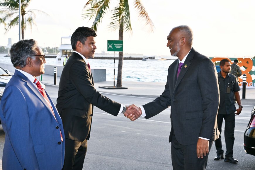 ރައީސް މުޢިއްޒު އިނގިރޭސިވިލާތަށް ފުރާވަޑައިގެންފި