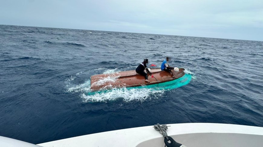 ދެ މީހުން ތިބި ޑިންގީ އެއް ބަންޑުން ޖަހާލައިފި