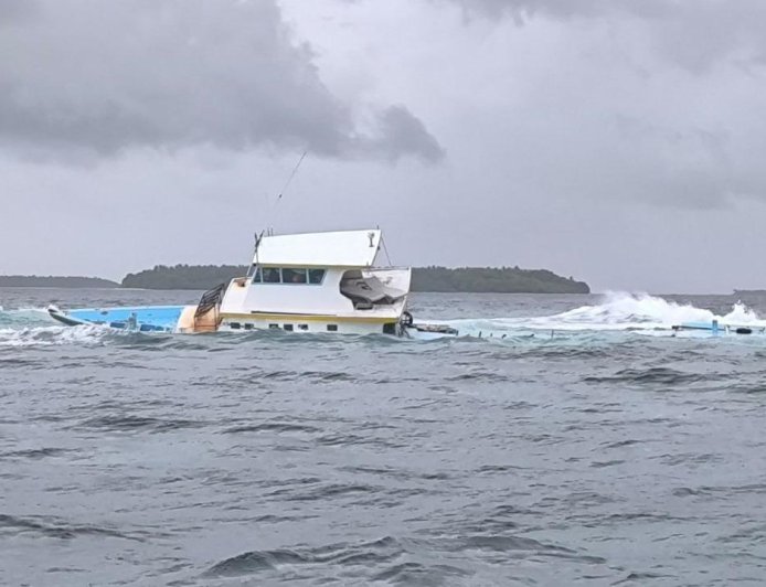 ފަރަށް އެރި ދޯންޏެއްގައި ތިބި މީހުން ސަލާމަތްކޮށްފި
