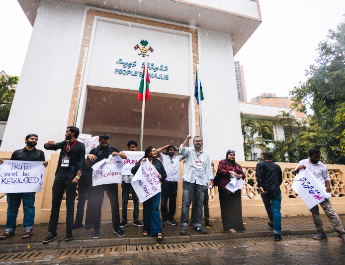 މީޑިއާ ބިލު ދިރާސާކޮށް ނިންމާ ދުވަހު މަޖިލިސް ދައުރުން ބޭރު ޖަލްސާއެއް ބާއްވަނީ