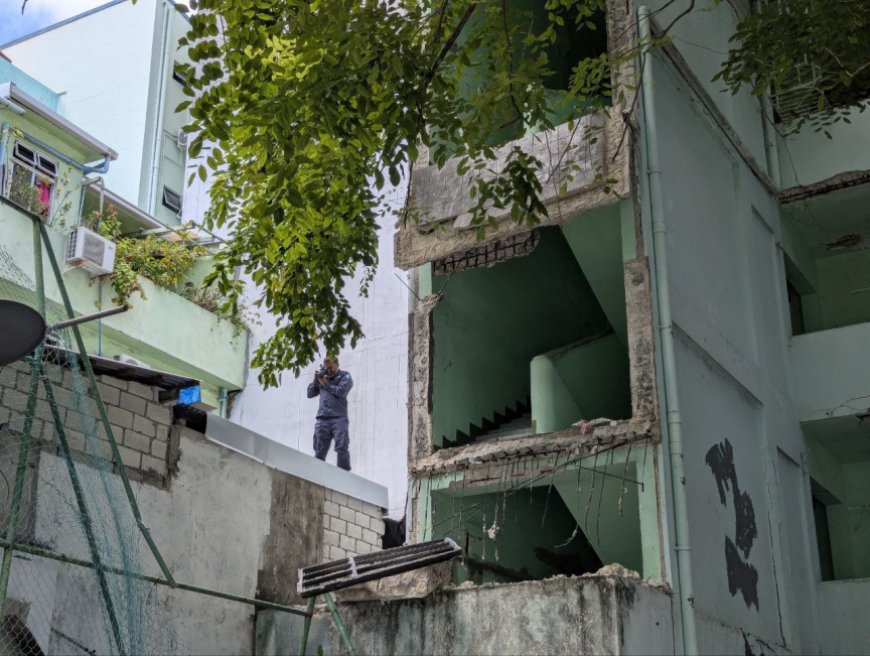 ކުރީގެ އީޑީސީ ހިންގި އިމާރާތުގެ ފާރެއް ވެއްޓި ވެހިކަލްތަކަކަށް ގެއްލުންވެއްޖެ