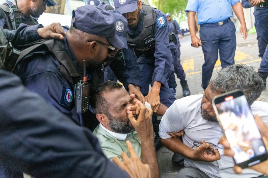 މުޒާހަރާގައި ނޫސްވެރިންނާއި އާންމުންނަށް އަނިޔާކުރުން ފުލުހުން ދިފާއުކޮށްފި