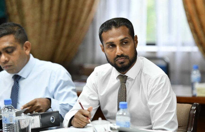 ބާރަ މިލިއަން ރުފިޔާގެ ކޮރަޕްޝަން: މުޢާޒުވެސް ބުނީ ޢަމަލު ކުރީ "އުސޫލުގެ" ތެރެއިން ކަމަށް