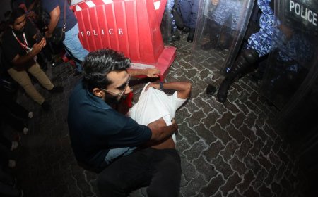 މުޒާހަރާގެ ބައިވެރިންނާ ދެކޮޅަށް ފުލުހުން ބާރުގެ ބޭނުންކުރަން ފަށައިފި