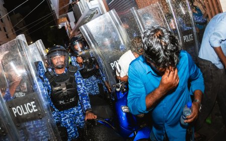ފޮޓޯ: ލޫޓުވައިފި މުޒާހަރާ - ފުލުހުން ވަނީ މުޒާހަރާގެ ބައިވެރިންނަށް ހުރަސް އަޅައިފައި