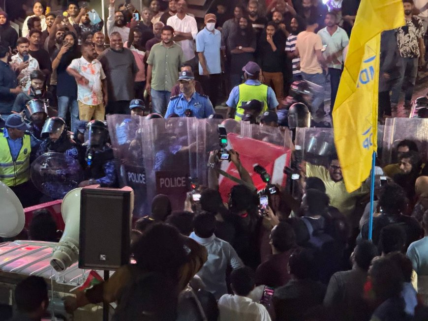 ލޫޓުވައިފި މުޒާހަރާ: އާޓިފިޝަލް ބީޗު ދޫކޮށް މަޖީދީ މަގަށް