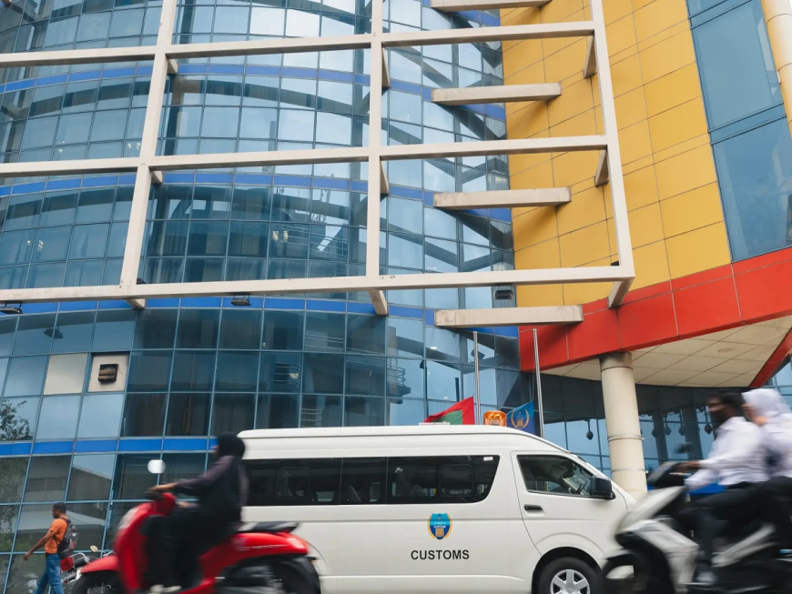 ޕްރެޝަރު ބޮޑުވެ ކަސްޓަމުގެ އިސް ދެ ބޭފުޅަކު މަޤާމުން ވަކިކޮށްފި