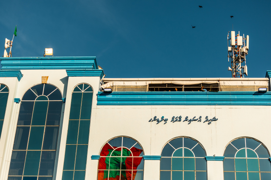 ފުލުހަކު ކުޑަކުއްޖަކަށް ޖިންސީ ގޯނާކުރި މައްސަލައެއް ބަލަން ފަށައިފި