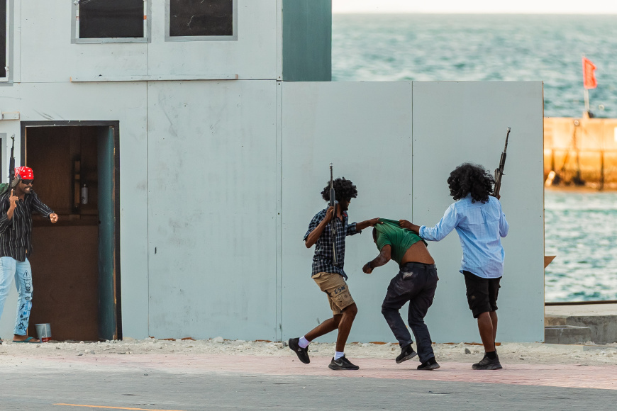 ނަސްރުގެ ދުވަސް ފާހަގަކުރުމުގެ ގޮތުން ޖުމްހޫރީ މައިދާނުގައި އިއްޔެ ހަވީރު ސިފައިން ކުރިޔަށްގެންދިޔަ ހަރަކާތުގެ ތެރެއިން. މި ހަރަކާތުގައި ސިފައިންވަނީ ރާއްޖެއަށް އުދުވާނީ ހަމަލާއެއް ނުވަތަ ބޭރުގެ ނިރުބަވެރިން އަރައިގަންނައިރު އަމަލު ކުރާނެ ގޮތުގެ ހުށަހެޅުމެއް ހުށަހަޅައިފައި. ފޮޓޯ: މުހައްމަދު ޝާބިން / ވިރާސީ