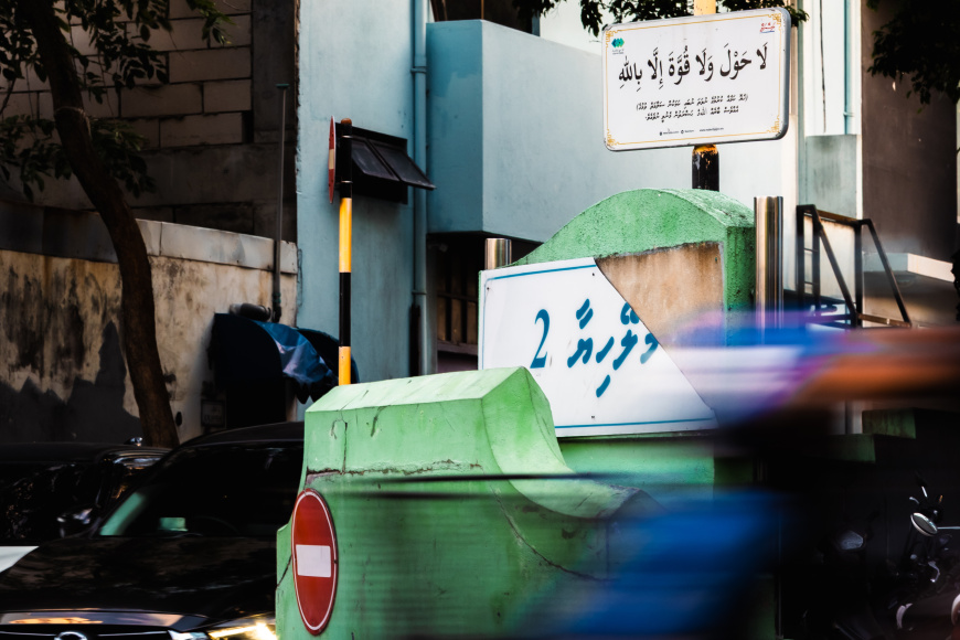 ސިނަމާލެ ފްލެޓްތަކަށް 30 އަހަރަށްވުރެ ގިނަ ދުވަސްވެފައިވާއިރު, އެތަން ވަނީ ވަރަށް ބޮޑަށް ބާވެ ވީރާނާވެފަ އެވެ. ފްލެޓުތައް ބާވެ ވީރާނަވާން ފަށާފައިވާއިރު، ފާރުތައް ފީ ވެގެން ފޭބުމުގެ ހާދިސާތައް އަންނަނީ ހިނގަމުން. ގާތްގަނޑަކަށް 128 ޔުނިޓު ހުރި މި އިމާރާތްތަށް ތަޅާލައި އަލުން އިމާރާތް ކުރުމަކީ މި ސަރުކާރުގެ ވައުދެއް. ފޮޓޯ: މުހައްމަދު ޝާބިން / ވިރާސީ