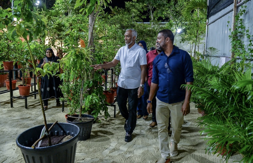 މާލެ ސިޓި ގަސް ފިހާރަ ހުޅުވުމުގެ ރަސްމިއްޔާތުގައި އޭރުގެ މޭޔަރު މުއިއްޒު - ފޮޓޯ: ސިޓި ކައުންސިލް