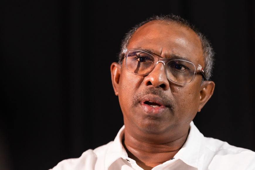 އަލީ އާޒިމް، ވިރާސީއަށް އިންޓަވިއު ދެއްވަނީ - ފޮޓޯ: ވިރާސީ