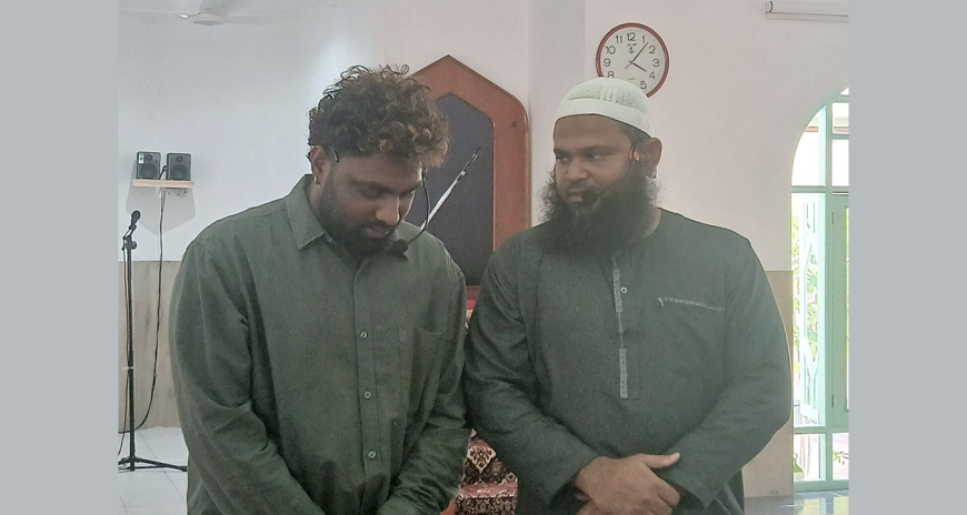 އައްޑޫގައި މަސައްކަތްކުރާ ބިދޭސީއަކު އިސްލާމްވެ، އައު ޙަޔާތެއް ފަށައިފި