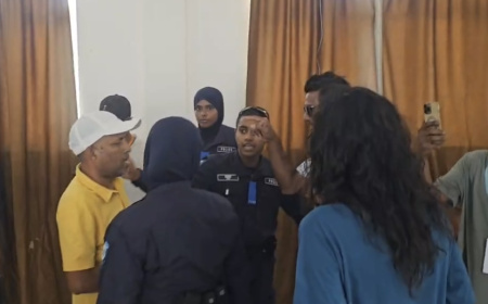 ގައްދޫ ވޯޓުލާ މަރުކަޒުގައި ފުލުހަކު އާއްމު މީހެއްގެ ގައިގައި އަތްލުމުން މާރާމަރީއެއް ހިނގައިފި