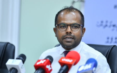 'އައިޝާ' ޑޮކިއުމަންޓްރީ: ތަހުގީގަށް ފިޔާޒްގެ ޕާސްޕޯޓް ހިފަހައްޓައިފި