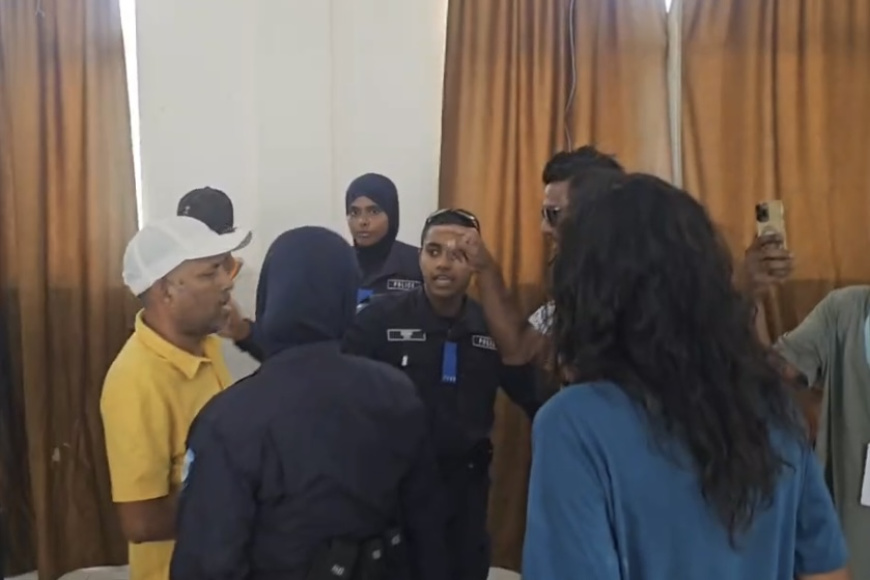 ގައްދޫ ވޯޓުލާ މަރުކަޒުގައި ފުލުހަކު އާއްމު މީހެއްގެ ގައިގައި އަތްލުމުން މާރާމަރީއެއް ހިނގައިފި