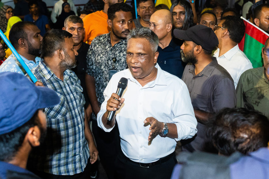 މޭޔަރު އާޒިމަށް ހަމަލާދިން މީހާގެ ބަންދަށް 15 ދުވަސް ޖަހައިފި