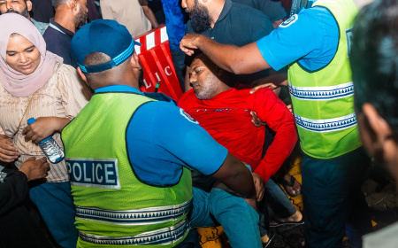 މުޒާހަރާގެ ބައިވެރިންނާއި ދެކޮޅަށް ފުލުހުން ކަރުނަ ގޭސް ބޭނުންކޮށްފި