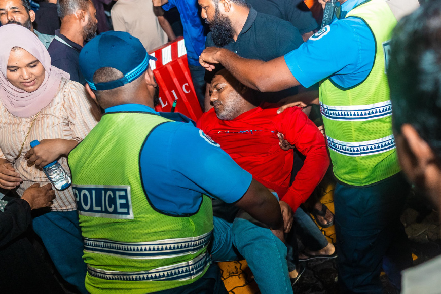 މުޒާހަރާގެ ބައިވެރިންނާއި ދެކޮޅަށް ފުލުހުން ކަރުނަ ގޭސް ބޭނުންކޮށްފި