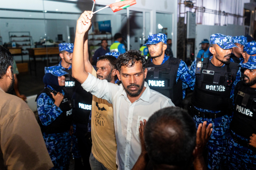ލޫކަސްގެ ބަންދަށް ދިހަ ދުވަސް ޖަހައިފި