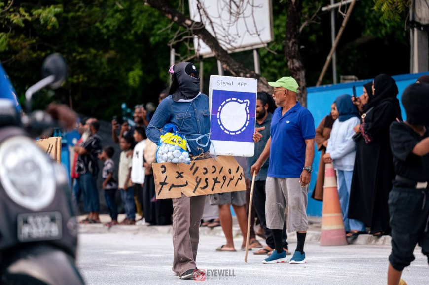 މަށިމާލި ޕެރޭޑުގެ ތެރެއިން -- ފޮޓޯ: އައިވެލް ޕޯރޓްރެއިޓް