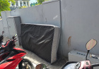 ބޭނުންކޮށްފައި ހުރި ގޮދަޑިއެއް މަގުމަތީގައި ބެހެއްޓި މީހަކު ހޯދަނީ