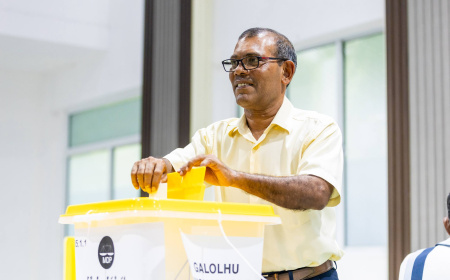 ވޯޓު ގުނަން ފަށައިފި، ގިނަ ފޮށިތަކުން ކުރީގައި އުޅެނީ ރައީސް ނަޝީދު