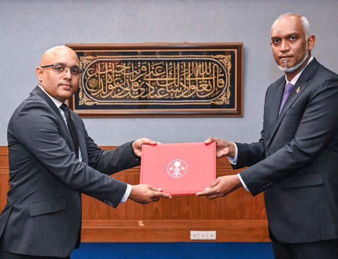 ފިނޭންސް މިނިސްޓަރަކަށް ޓެކްސް ކޮމިޝަނަރުގެ މަގާމުގައި ހުންނެވި ޒަރީރު