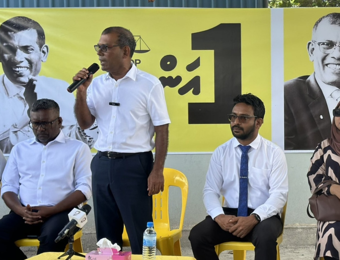 ރައީސް ނަޝީދަށް މަރުހާބާކިޔަން ފަރެސްމާތޮޑާއިން ނުކުތް އާރުޑީސީ މުވައްޒަފެއްގެ ވަޒީފާ ބާރަށަށް ބަދަލުކޮށްފި