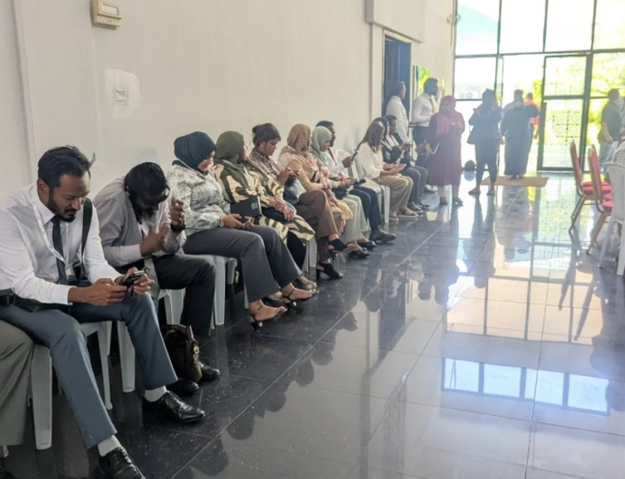 މުއްތަލިބު ކައުންސިލަރުންނާއި ބައްދަލެއް ނުކުރި، އެދުނީ ލިޔެކިޔުމުން މުއާމަލާތްކުރަން