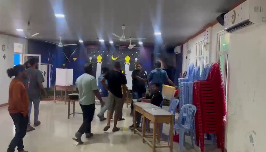 ފީއަލީގައި ބެހެއްޓި ވޯޓު ފޮށި ހިފައިގެން މީހަކު ފިލައިފި