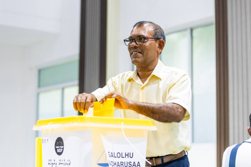 ވޯޓު ގުނަން ފަށައިފި، ގިނަ ފޮށިތަކުން ކުރީގައި އުޅެނީ ރައީސް ނަޝީދު