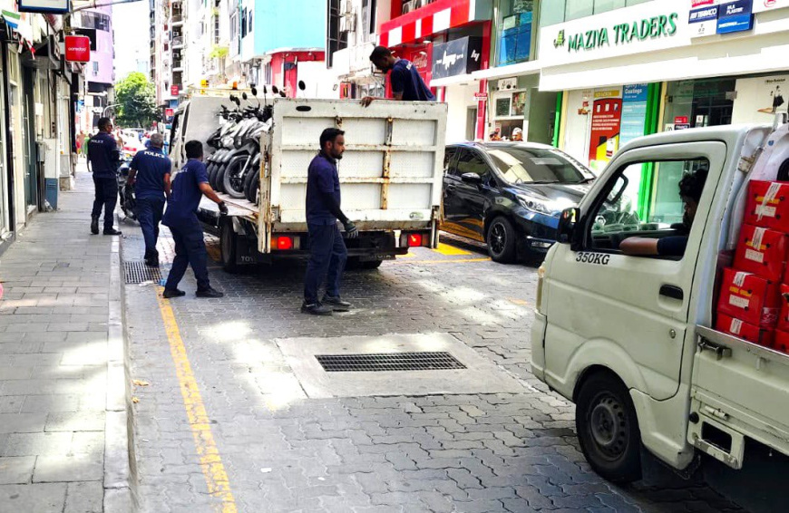 މަޖީދީމަގުގައި ޤަވާއިދާއި ޚިލާފަށް ޕާކުކޮށްފައި ހުރި އުޅަނދުތައް ނަގަން ފަށައިފި
