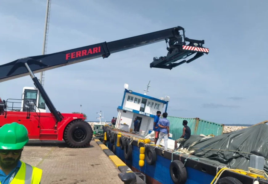 މުދާ ބަރުކުރަނިކޮށް ބޯޓެއްގެ މައްޗަށް ކޮންޓެއިނަރެއް ވެއްޓިއްޖެ