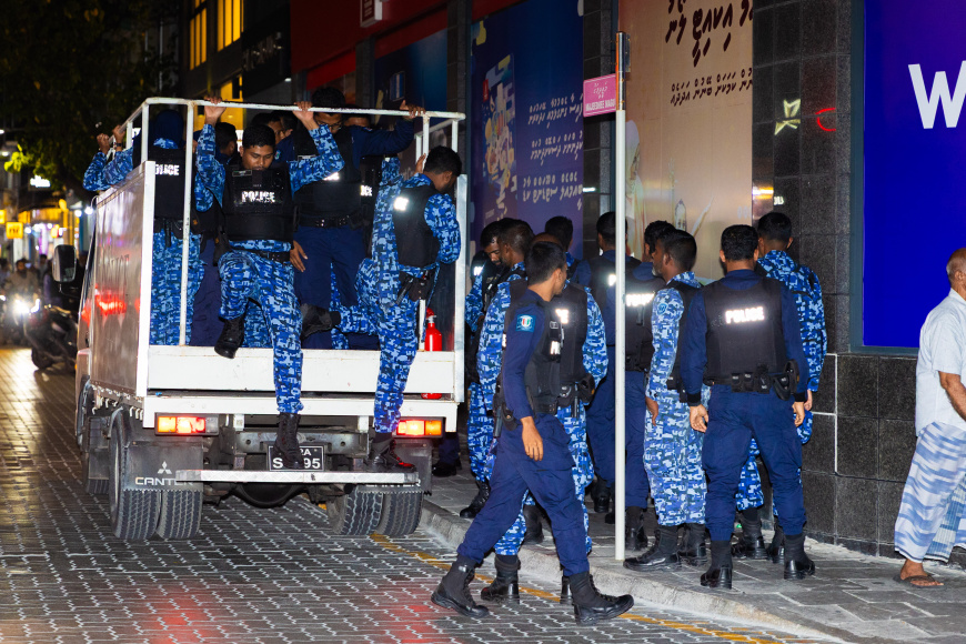 އެތައް ސަތޭކަ ފުލުހުންނެއް މާލޭ މަގުމައްޗަށް ނެރެފި
