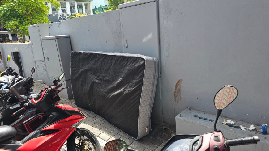 ބޭނުންކޮށްފައި ހުރި ގޮދަޑިއެއް މަގުމަތީގައި ބެހެއްޓި މީހަކު ހޯދަނީ