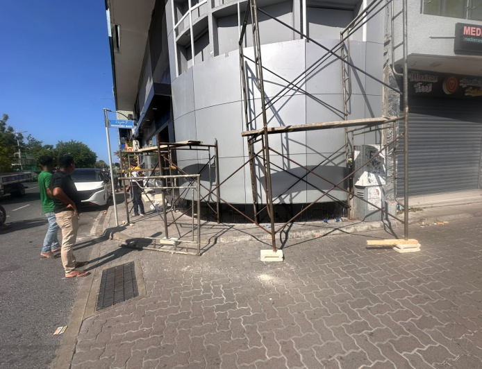 ހުއްދަ ނުހޯދައި މާލޭ މަގެއްގެ ދުވާރު މަތީ މަސައްކަތްކުރި ބަޔަކު ޖޫރިމަނާކޮށްފި