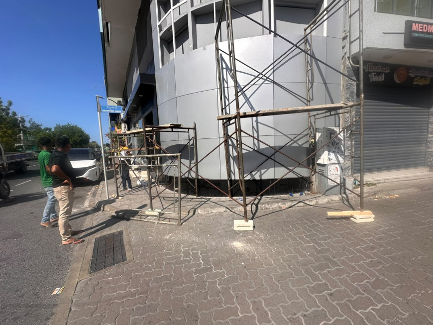 ހުއްދަ ނުހޯދައި މާލޭ މަގެއްގެ ދުވާރު މަތީ މަސައްކަތްކުރި ބަޔަކު ޖޫރިމަނާކޮށްފި